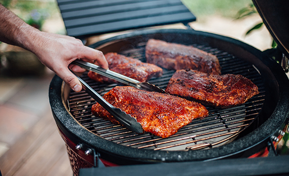 Grillzange und Fleisch