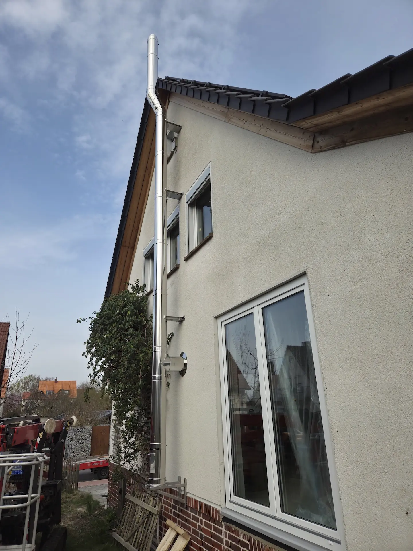Edelstahlschornstein eka chromos D DN 180 an der Giebelwand eines Wohnhauses in Immenhausen